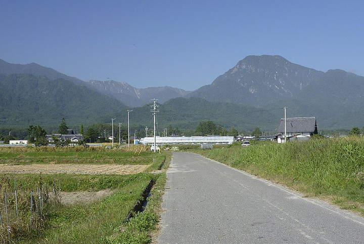 カフェ・ド・ラペ付近より有明山