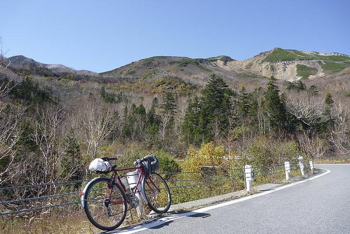 位ヶ原山荘付近より乗鞍岳を見上げる