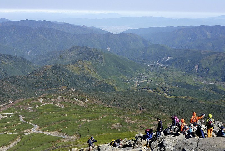 乗鞍剣ヶ峰より位ヶ原、乗鞍高原、松本市街、浅間山方面