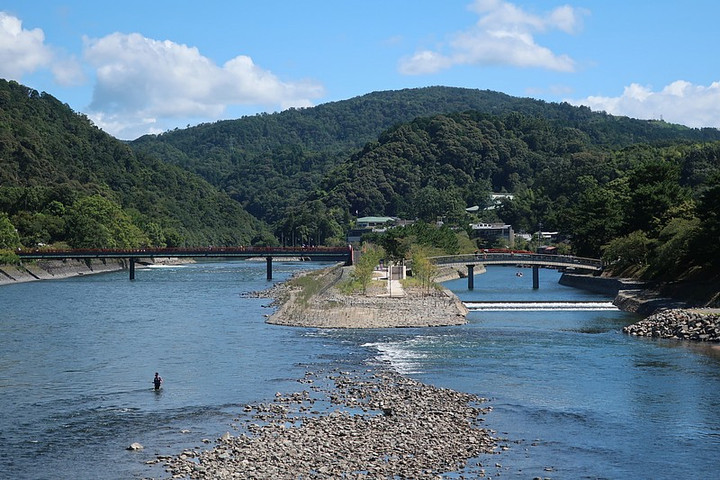 Uji
