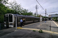 穴山駅にてスカ色211系